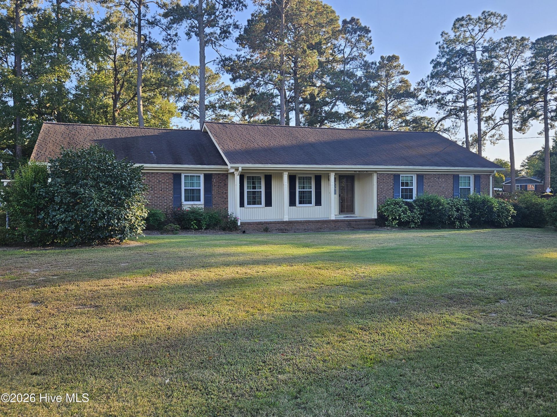 105 Lake Drive, Clinton, NC 28328 Main Photo