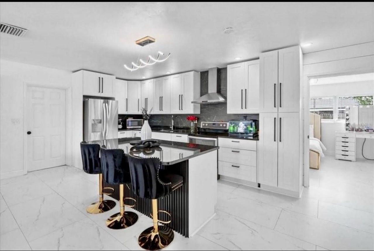 6083 50th Avenue N, Kenneth City, FL 33709 Photo