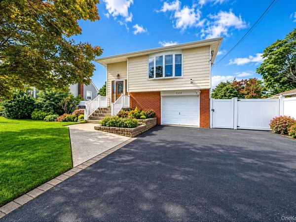 244 Baylawn Avenue , Copiague, NY 11726