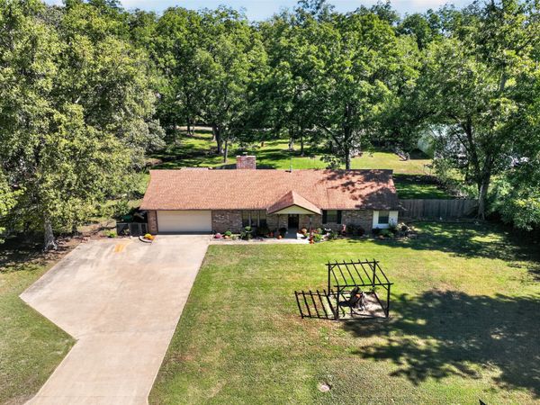 1002 N Hopi Street , Chouteau, OK 74337