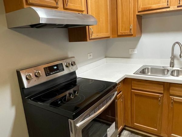 2000 LIGHT Drive, Unit 211, Oswego, IL 60543