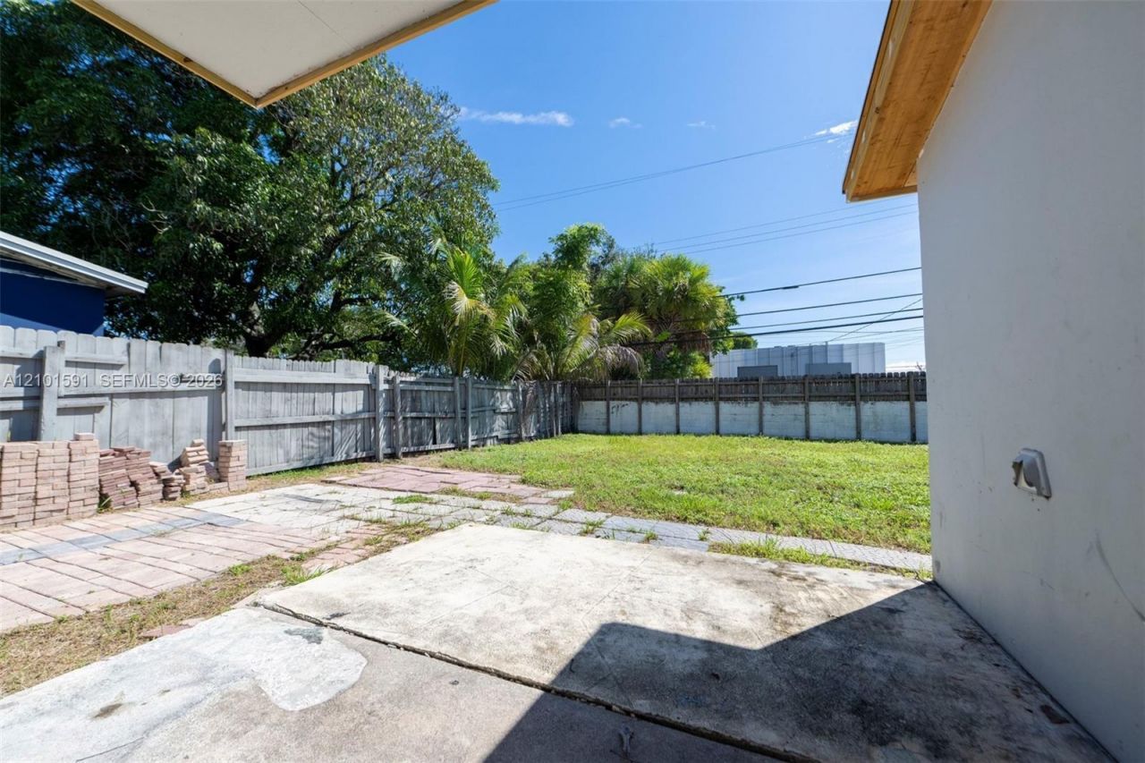2340 NE 3rd Ave , Pompano Beach, FL 33060 Photo