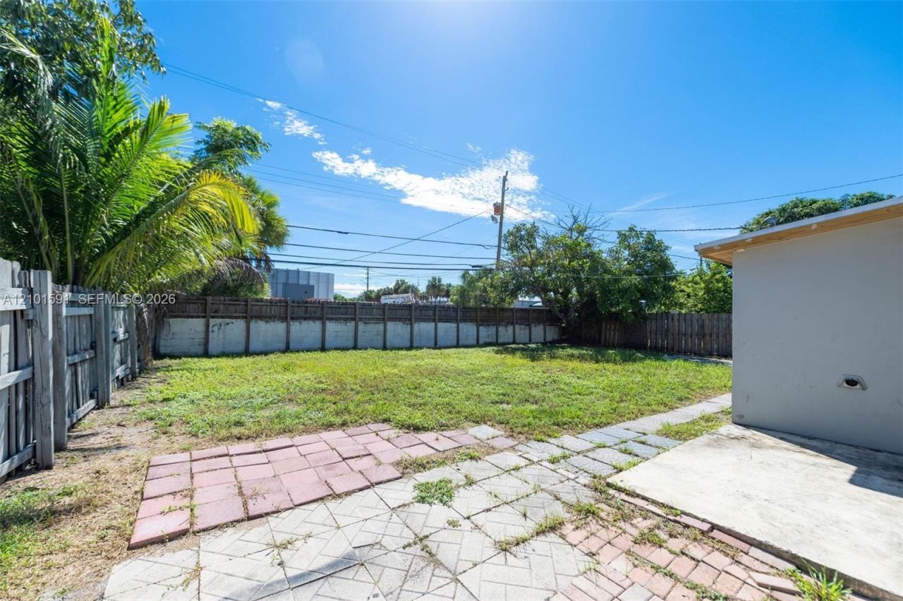 2340 NE 3rd Ave , Pompano Beach, FL 33060 Photo