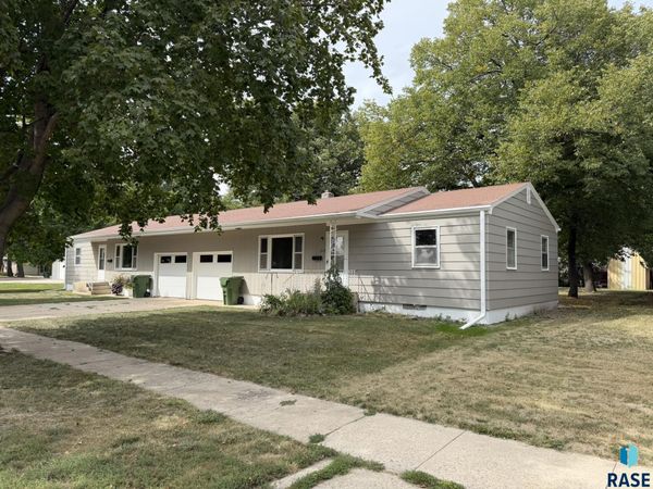 210 E 3rd St, Freeman, SD 57029