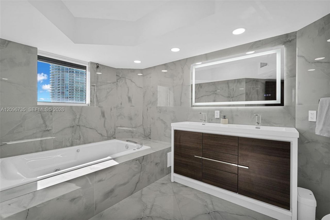 16485 Collins Ave , Unit 738, Sunny Isles Beach, FL 33160 Photo