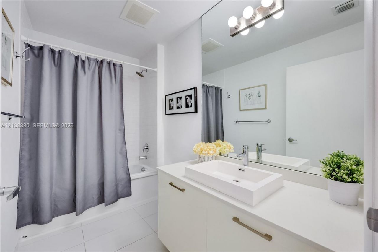 151 SE 1st St , Unit 1003, Miami, FL 33131 Photo