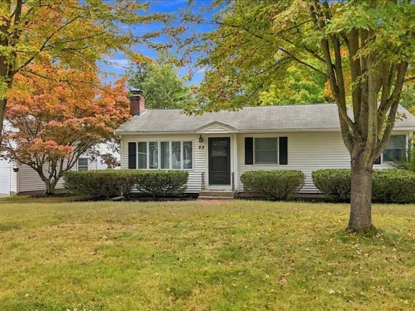 25 Oakview Cir, Medway, MA 02053