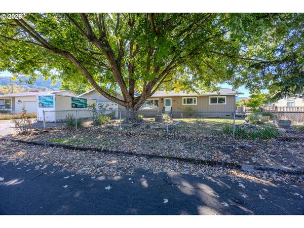 3077 W LORRAINE AVE, Roseburg, OR 97471