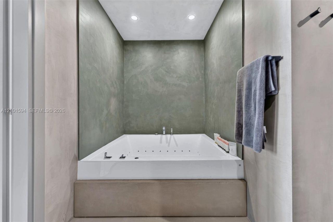 200 Biscayne Boulevard Way , Unit 5010, Miami, FL 33131 Photo