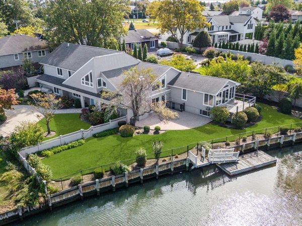 2 Fairfax Road , Massapequa, NY 11758