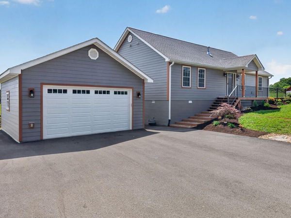 830 Meadowlark Dr., Byrdstown, TN 38549