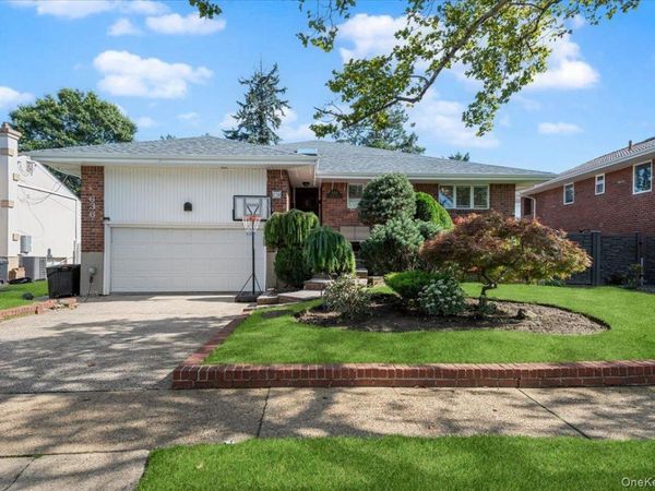 636 Diane Place , North Woodmere, NY 11581