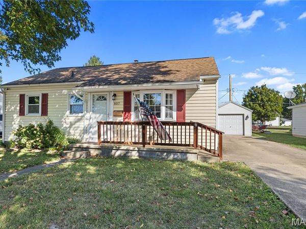 807 Montgomery Avenue , Hillsboro, IL 62049