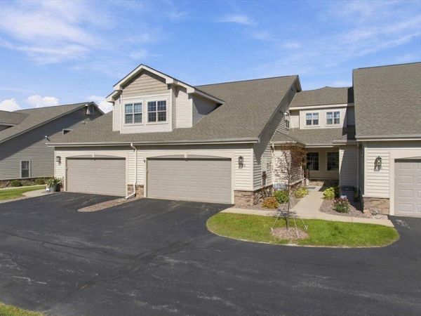 542 Cedar Bluffs WAY, Slinger, WI 53086