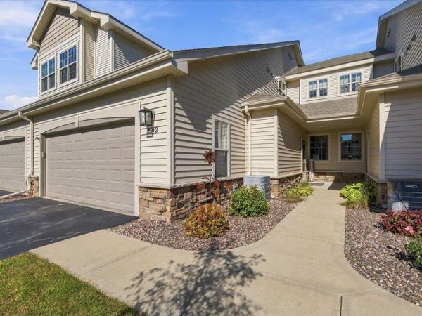 542 Cedar Bluffs Way, Slinger, WI 53086