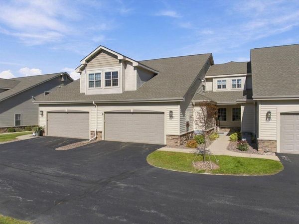 542 Cedar Bluffs Way, Slinger, WI 53086