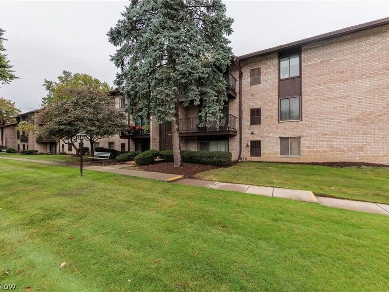16480 Heather Lane, Unit 303, Middleburg Heights, OH 44130 Photo 2