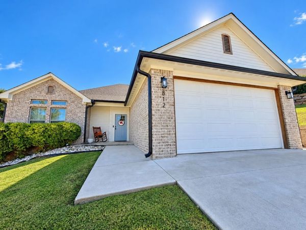 812 E Finley Ridge Drive , Tahlequah, OK 74464