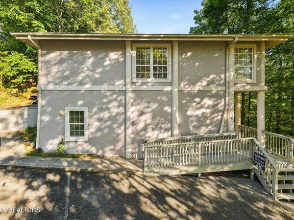 838 Holly Branch Rd, Gatlinburg, TN 37738