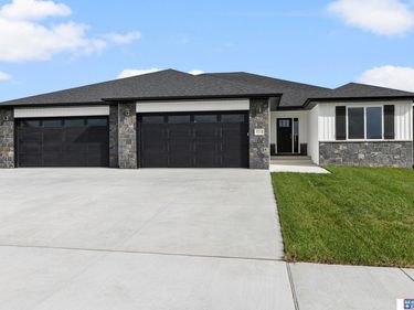 9218 Green Valley Lane, Lincoln, NE 68516