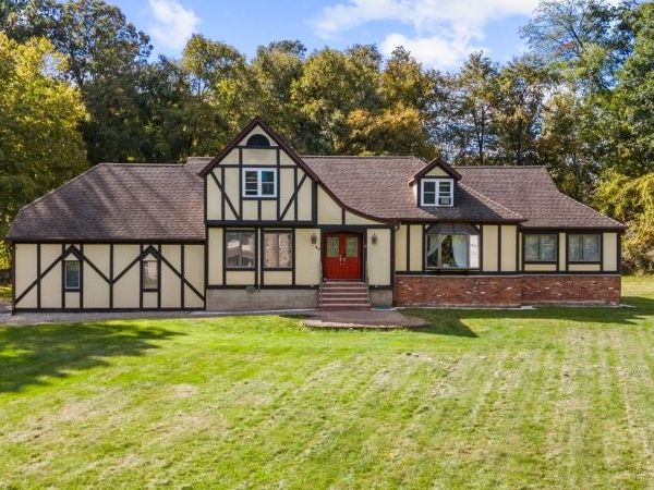 40 Woodland Rd, Franklin, NJ 07416