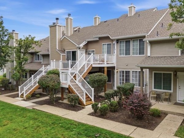 76 Encampment Dr, Bedminster, NJ 07921
