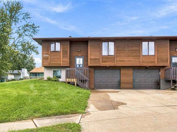 1841 & 1843 Hollywood Ct, Iowa City, IA 52240