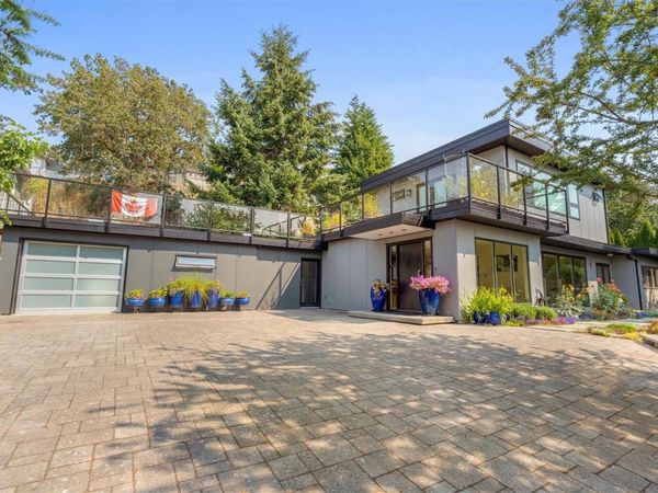 931 Lakeview Ave, Saanich, BC V8X 3H7