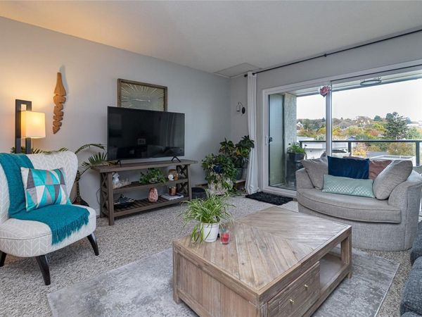 2757 Quadra St, Unit #404, Victoria, BC V8T 4E5