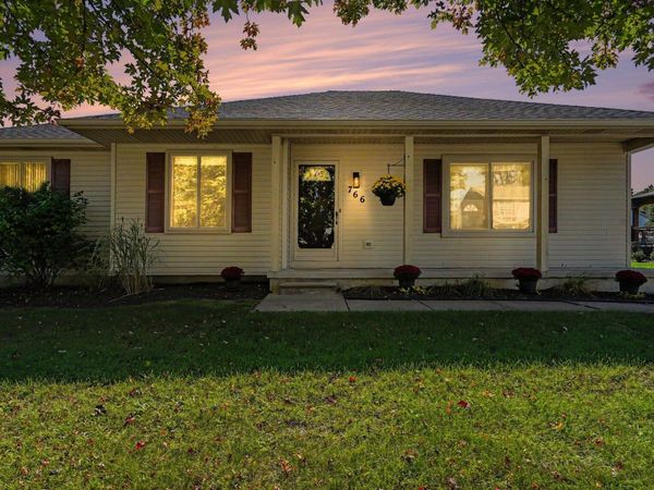 766 Cricket Xing, Pinckney, MI 48169
