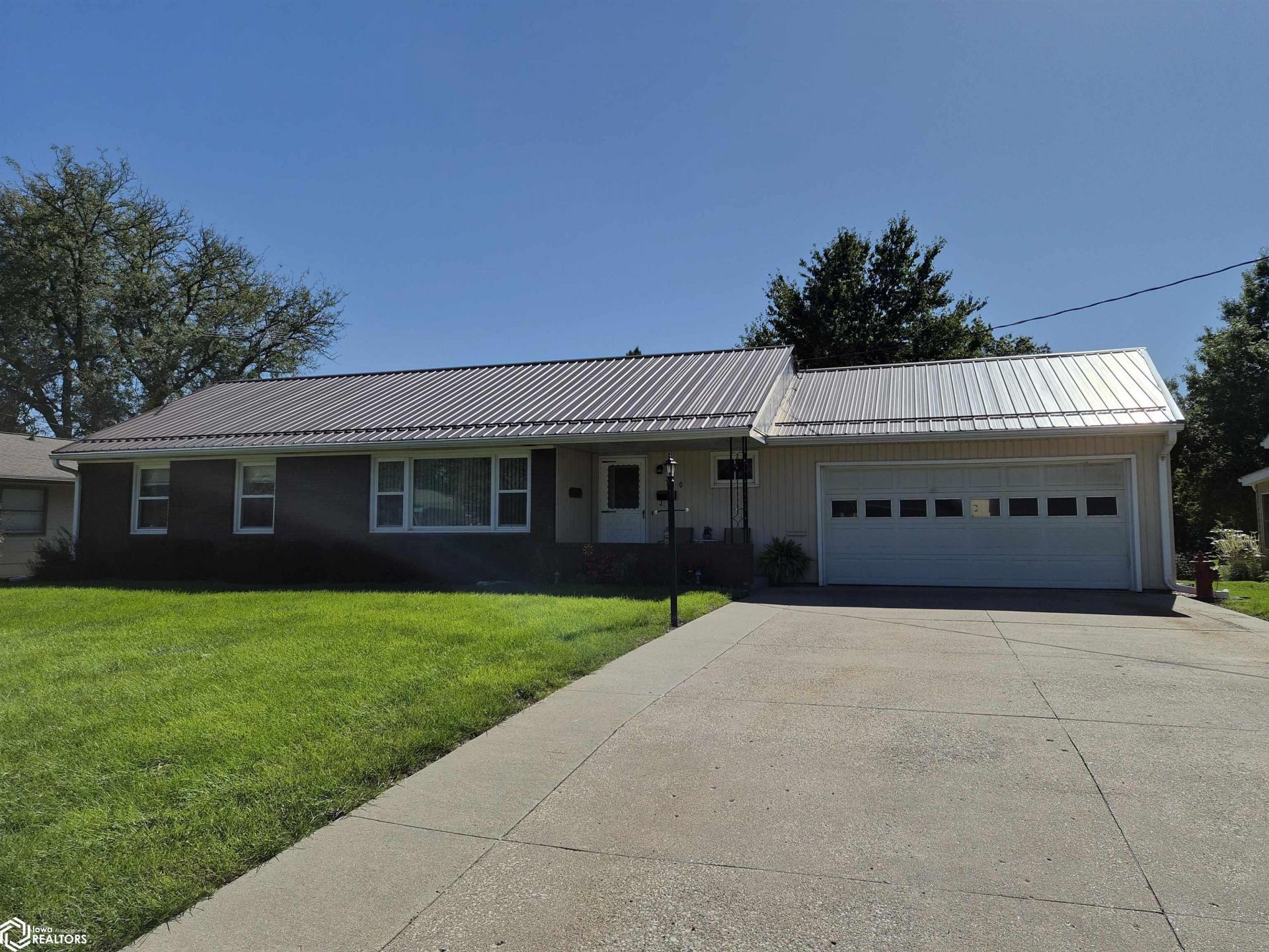210 Peasley Avenue, Oskaloosa, IA 52577 Main Photo