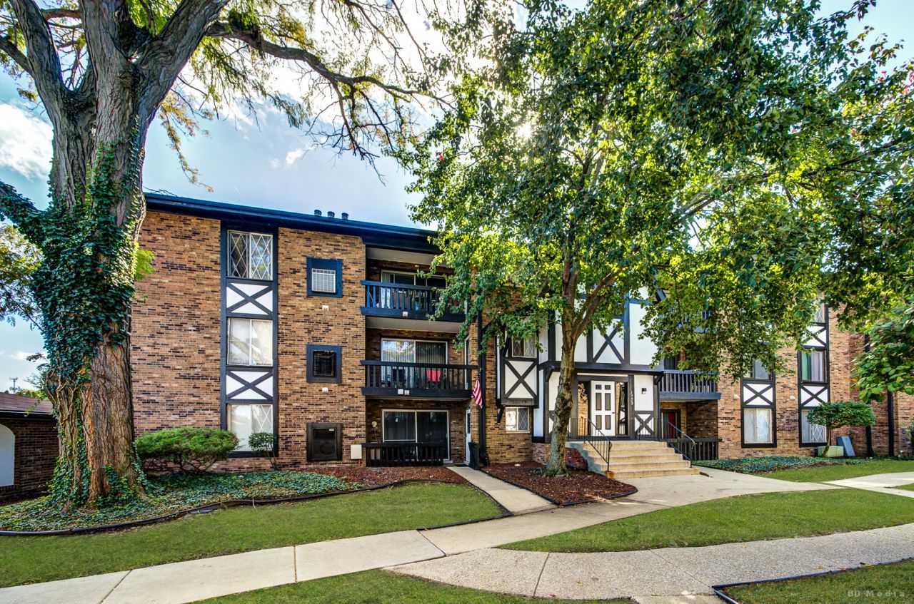 13628 Royal Court, Unit 810, Crestwood, IL 60418 Main Photo