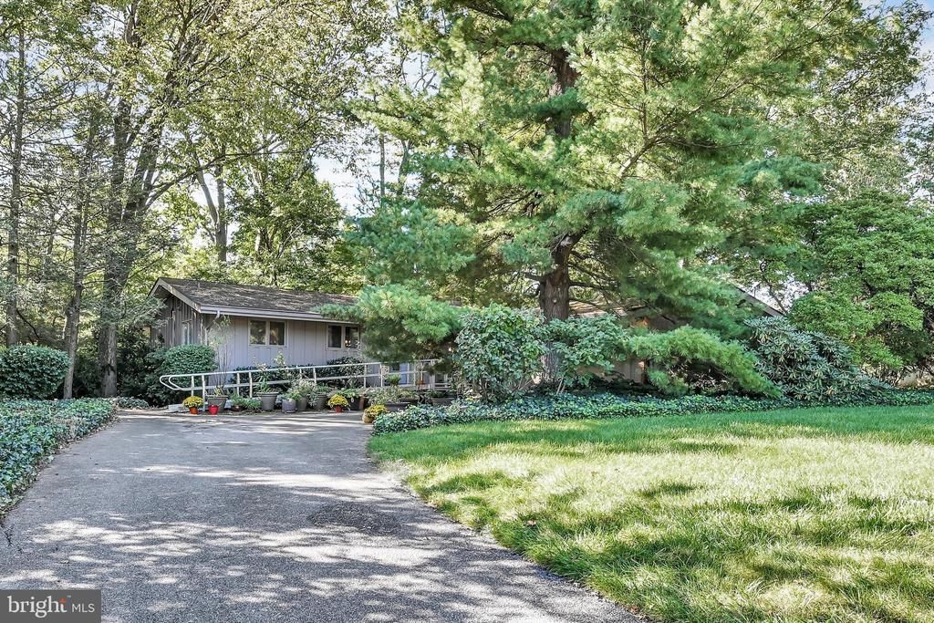 1734 COLONIAL MANOR DRIVE , LANCASTER, PA 17603