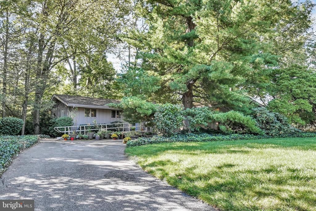 1734 COLONIAL MANOR DRIVE , LANCASTER, PA 17603