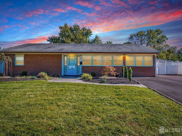 30 Constable Road, Kendall Park, NJ 08824