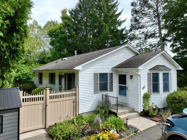 2 Grandview Ln, Easthampton, MA 01027