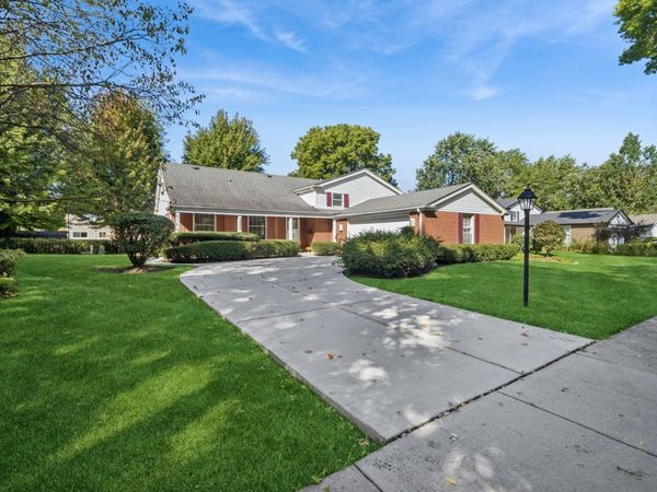 3220 N Volz Drive W, Arlington Heights, IL 60004