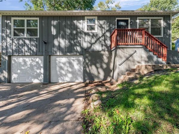2200 Aqueduct Place, Independence, MO 64057