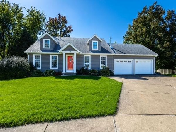 112 W Davenport Court , Eldridge, IA 52748