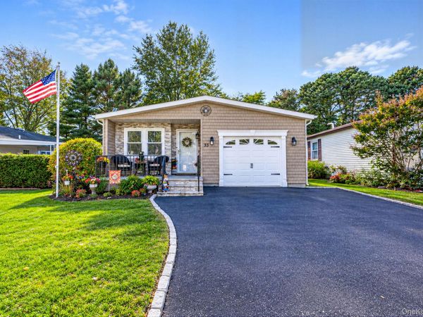 33 Dogwood Lane , Manorville, NY 11949