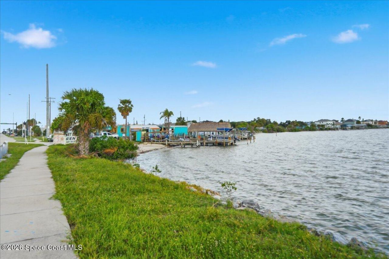 1872 E Merritt Island Causeway, Merritt Island, FL 32952 Photo