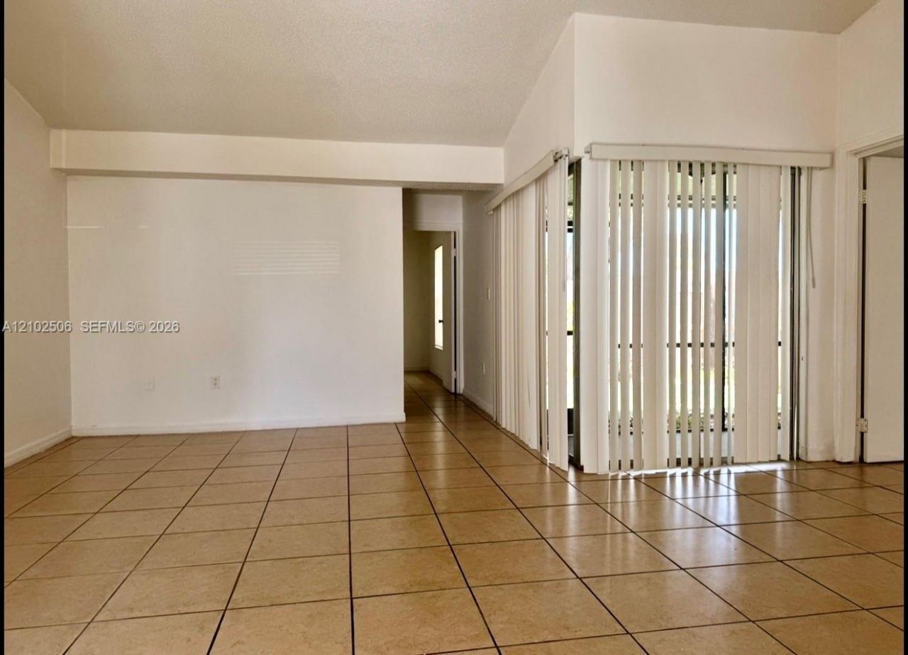 819 NE 214th Ln, Unit 1, Miami, FL 33179 Photo