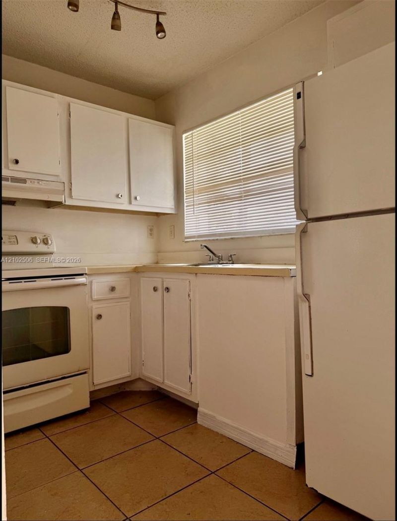819 NE 214th Ln, Unit 1, Miami, FL 33179 Photo