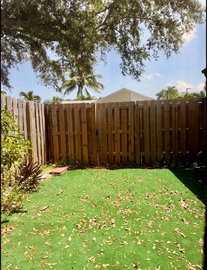 819 NE 214th Ln, Unit 1, Miami, FL 33179 Photo