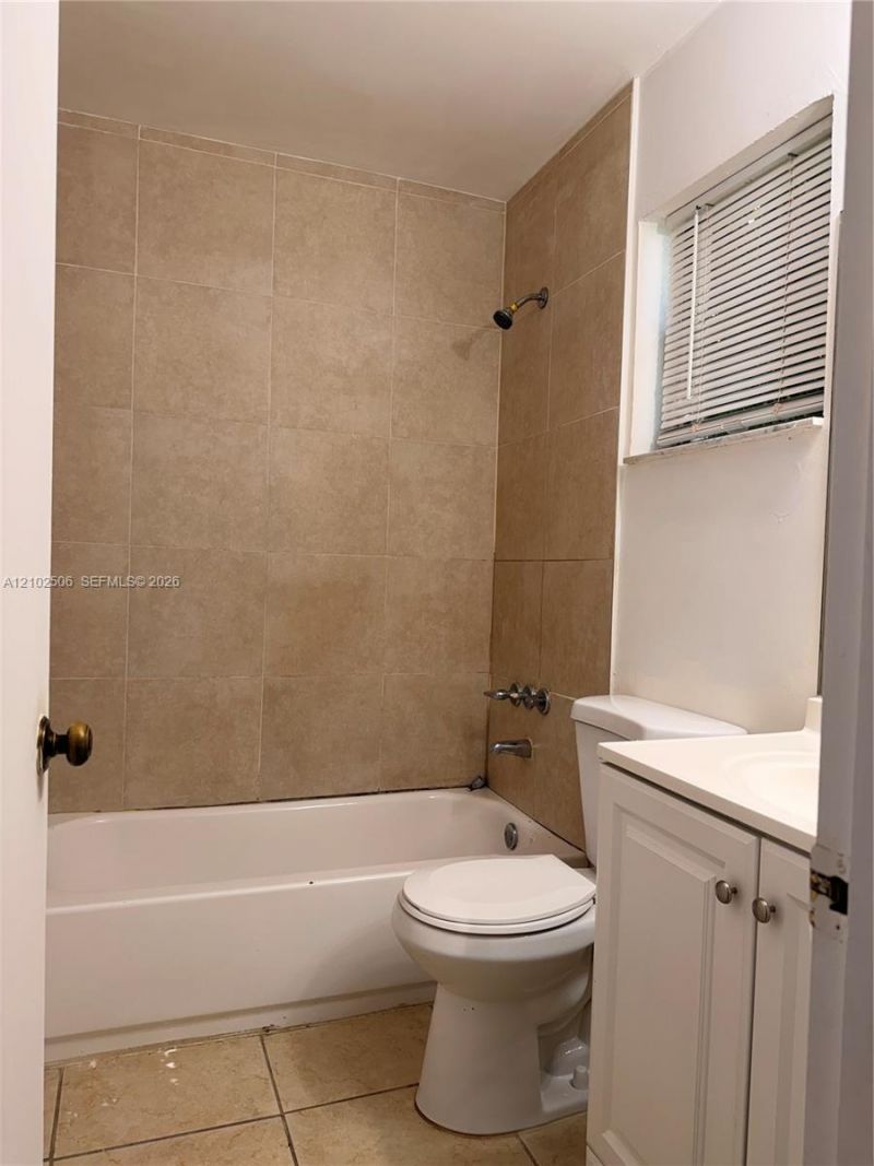 819 NE 214th Ln, Unit 1, Miami, FL 33179 Photo