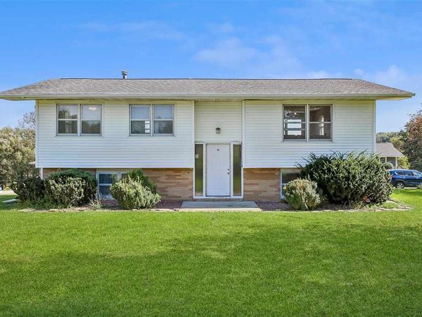 1733 Lake Front Dr NE, Solon, IA 52333