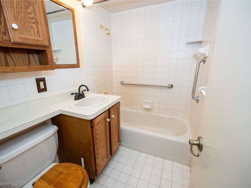 5252 Karen Isle Drive, Willoughby, OH 44094 Photo 9