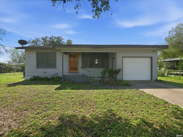 112 CHARLES ST, George West, TX 78022
