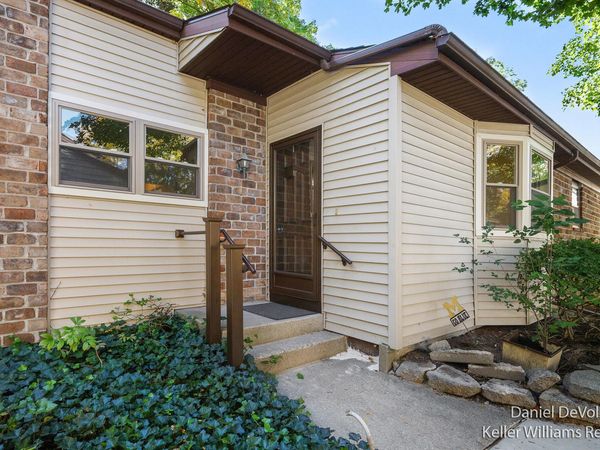 2697 Chatham Woods Drive SE, Grand Rapids, MI 49546
