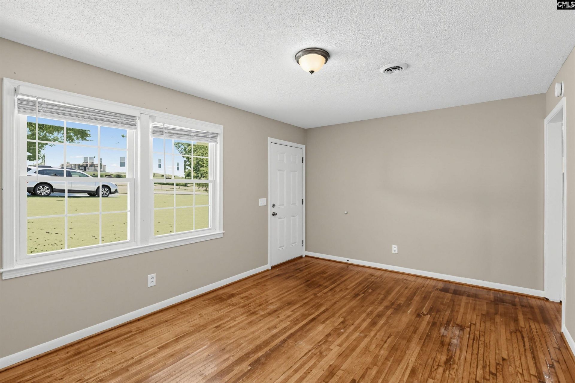 525 Scarsdale Drive  Photo 11